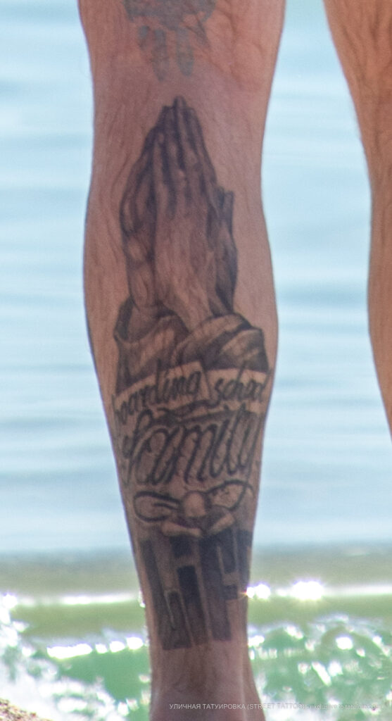 Фото тату с руками молящегося на ноге парня – Уличная татуировка (Street tattoo) № 04 – 12.06.2020 для tatufoto.com 1
