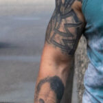 Фото тату с трайбл узором на плече парня - Уличная татуировка (street tattoo) № 06 – 18.06.2020 – tatufoto.com 1