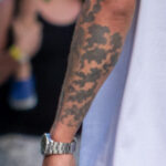 Фото тату с тучками на руке парня - Уличная татуировка (street tattoo) № 06 – 18.06.2020 – tatufoto.com 2