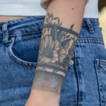 Фото тату с цветами браслетом на запястье левой руки девушки – Уличная татуировка (Street tattoo) № 05 – 15.06.2020 для tatufoto.com 3