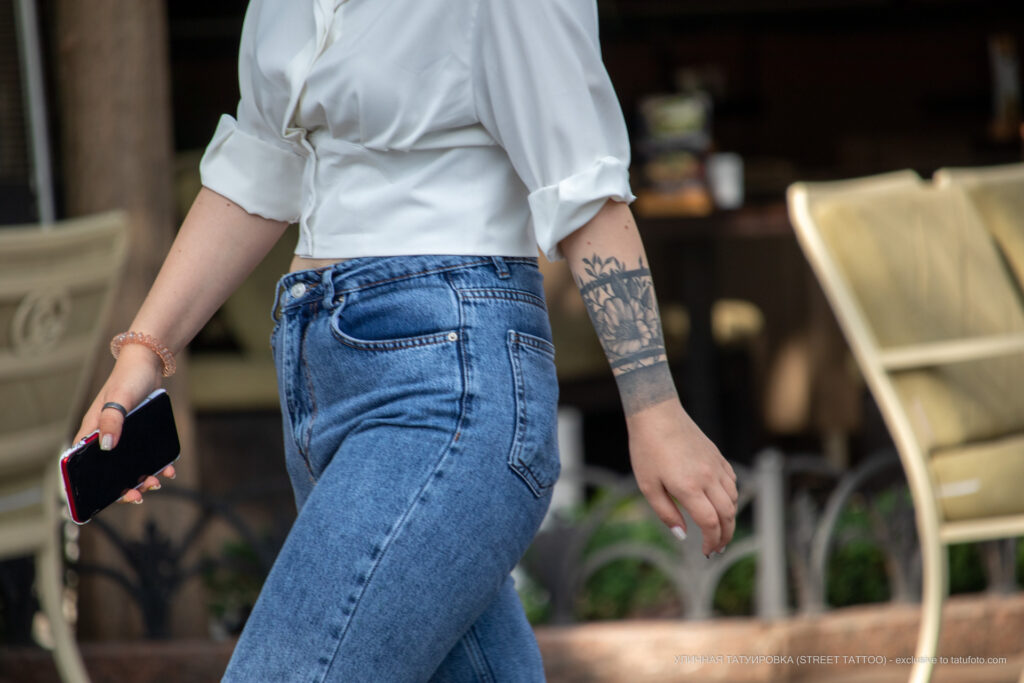 Фото тату с цветами браслетом на запястье левой руки девушки – Уличная татуировка (Street tattoo) № 05 – 15.06.2020 для tatufoto.com 4