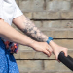 Фото тату с цветами на левой руке девушки– Уличная татуировка (Street tattoo) № 04 – 12.06.2020 для tatufoto.com 2