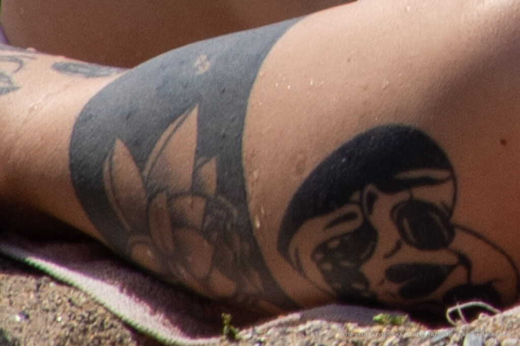 Фото тату с цветком и черепом в сердце у девушки – Уличная татуировка (Street tattoo) № 04 – 12.06.2020 для tatufoto.com