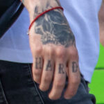 Фото тату с черепом и надписью HARD на кулаке парня - Уличная татуировка (street tattoo) № 06 – 18.06.2020 – tatufoto.com 1