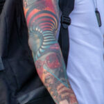 Фото тату с черепом и надписью HARD на кулаке парня - Уличная татуировка (street tattoo) № 06 – 18.06.2020 – tatufoto.com 2