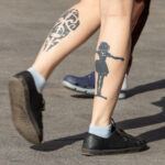 Фото тату с черным силуэтом девочки в платье на ветру - Уличная татуировка (street tattoo) № 06 – 18.06.2020 – tatufoto.com 1