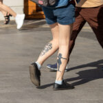 Фото тату с черным силуэтом девочки в платье на ветру - Уличная татуировка (street tattoo) № 06 – 18.06.2020 – tatufoto.com 2