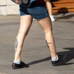 Фото тату с черным силуэтом девочки в платье на ветру - Уличная татуировка (street tattoo) № 06 – 18.06.2020 – tatufoto.com 3