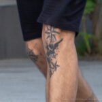 Фото тату со звездами на коленях у молодого парня – Уличная татуировка (street tattoo) № 06 – 18.06.2020 – tatufoto.com 2