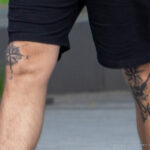 Фото тату со звездами на коленях у молодого парня – Уличная татуировка (street tattoo) № 06 – 18.06.2020 – tatufoto.com 4