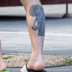 Фото тату со слоном на икре мужчины – Уличная татуировка (street tattoo) № 06 – 18.06.2020 – tatufoto.com 2