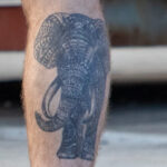 Фото тату со слоном на икре мужчины – Уличная татуировка (street tattoo) № 06 – 18.06.2020 – tatufoto.com 3