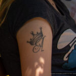 Фото татуировки прописная буква А и корона на плече девушки – Уличная татуировка (Street tattoo) № 04 – 12.06.2020 для tatufoto.com 4