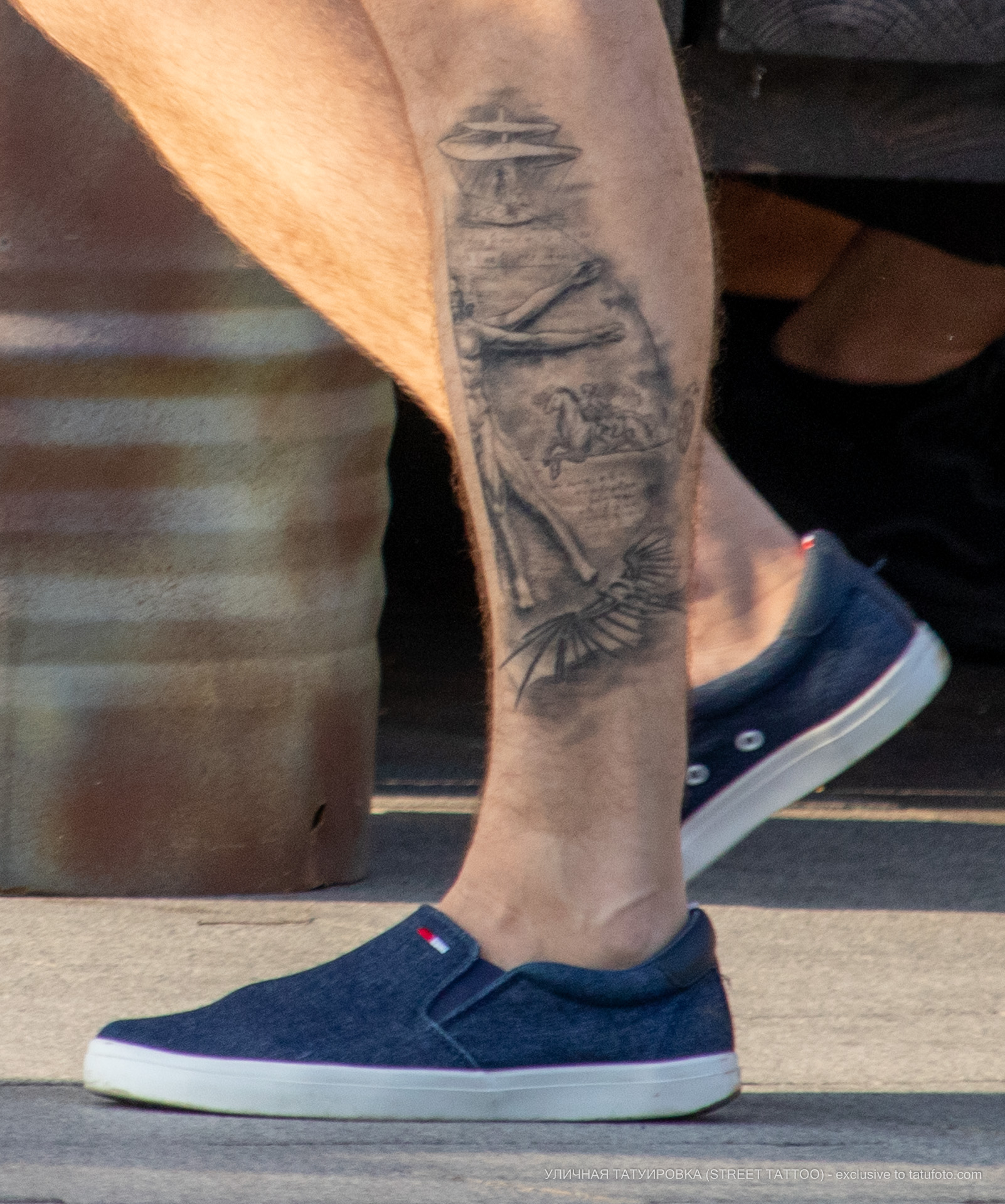Фото татуировки с Витрувианским человеком и чертежами изобретений Леонардо да Винчи – Уличная татуировка (street tattoo) № 06 – 18.06.2020 – tatufoto.com 2