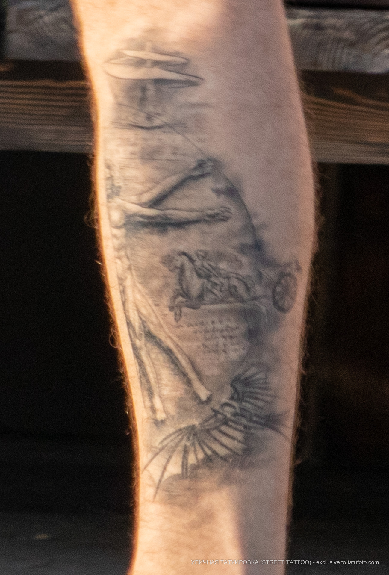 Фото татуировки с Витрувианским человеком и чертежами изобретений Леонардо да Винчи – Уличная татуировка (street tattoo) № 06 – 18.06.2020 – tatufoto.com 3