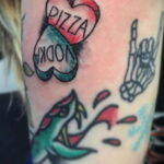 Фото тату на руке с изображением сердца с надписью 'Pizza Vodka', черепа и руки-скелета, выполненное в ярких цветах.