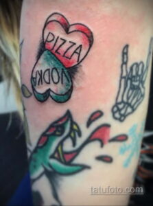 Фото тату на руке с изображением сердца с надписью 'Pizza Vodka', черепа и руки-скелета, выполненное в ярких цветах.