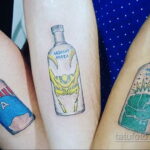 Фото трех татуировок бутылок водки, выполненных в стиле поп-арт с использованием ярких цветов и геометрических форм на руках.