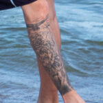 Фото татуировки с медведем и орлом на ноге парня ниже колена - Уличная татуировка (street tattoo) № 06 – 18.06.2020 – tatufoto.com 4