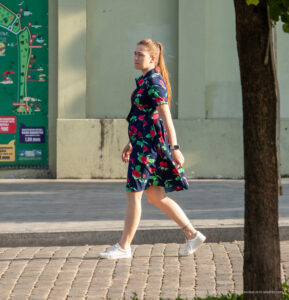 Фотография татуировки с изображением цветов и бабочки на лодыжке женщины. Татуировка выполнена в ярких цветах и имеет нежный, женственный дизайн.