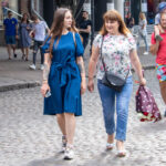 Фото тату: татуировка на руке, цветы, птицы, разноцветные оттенки, детализированный рисунок, яркий стиль, женственная татуировка.