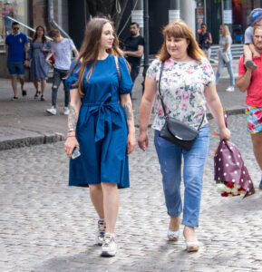Фото тату: татуировка на руке, цветы, птицы, разноцветные оттенки, детализированный рисунок, яркий стиль, женственная татуировка.
