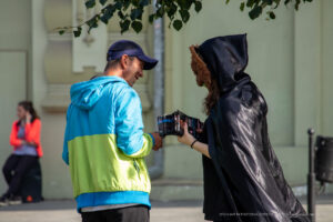 Фото уличного тату-мастера, предлагающего свои услуги прохожим на улице.