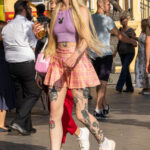 Хендпоук тату на теле колоритной молодой девушки – Уличная татуировка (Street tattoo) № 05 – 15.06.2020 для tatufoto.com 11
