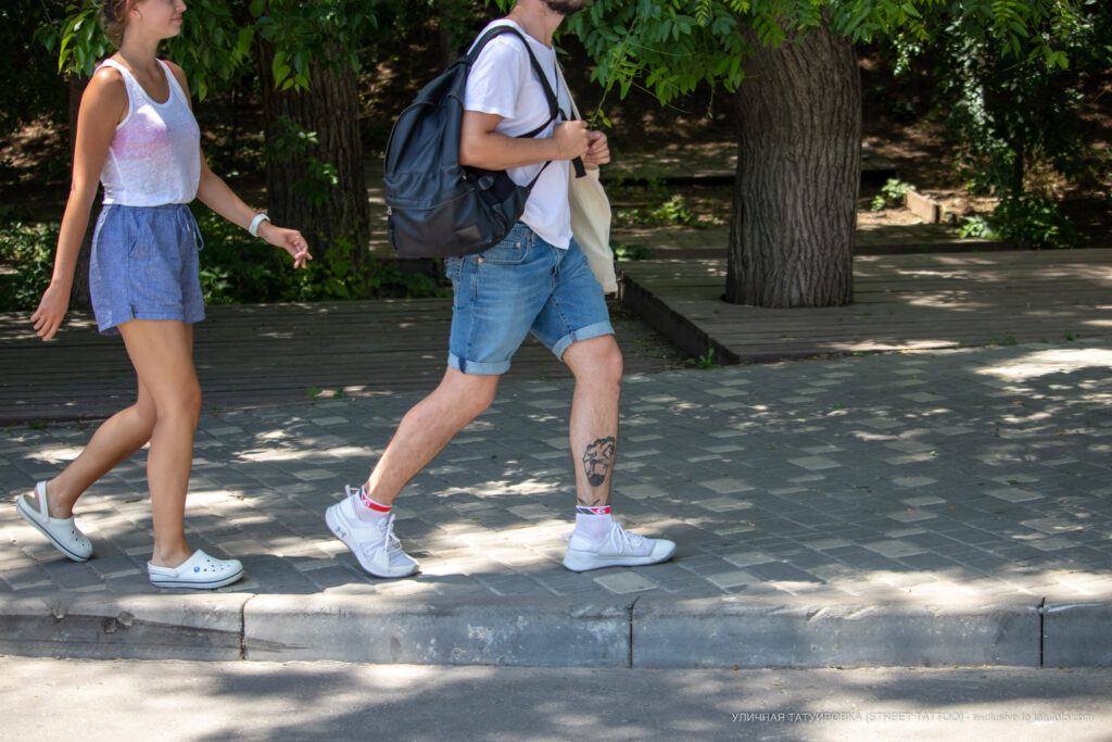 Хендпоук тату с маяком внутри сердца внизу ноги парня – Уличная татуировка (Street tattoo) № 04 – 12.06.2020 для tatufoto.com 1
