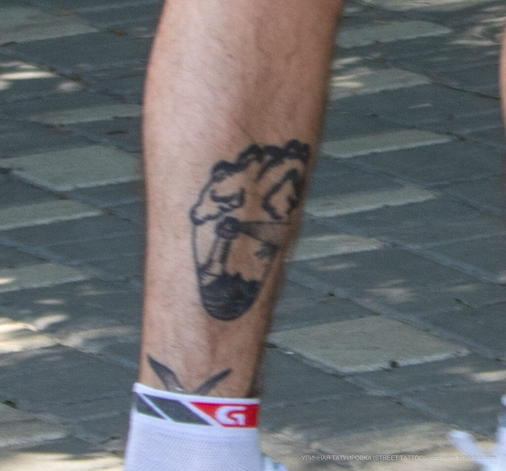 Хендпоук тату с маяком внутри сердца внизу ноги парня – Уличная татуировка (Street tattoo) № 04 – 12.06.2020 для tatufoto.com 2
