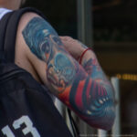 Цветная тату рукавом с девушкой в противогазе на руке парня - Уличная татуировка (street tattoo) № 06 – 18.06.2020 – tatufoto.com 1