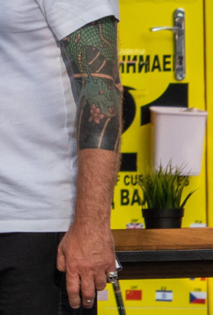 Цветная тату с восточным рукавом на руке мужчины – Уличная татуировка (Street tattoo) № 05 – 15.06.2020 для tatufoto.com 4