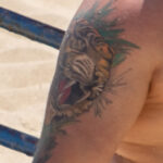 Цветная тату с тигром на правом плече мужчины Уличная татуировка (Street tattoo) № 04 – 12.06.2020 для tatufoto.com 2