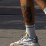 Цветная татуировка с маской внизу ноги парня - Уличная татуировка (street tattoo) № 06 – 18.06.2020 – tatufoto.com 3