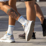 Цветная татуировка с маской внизу ноги парня - Уличная татуировка (street tattoo) № 06 – 18.06.2020 – tatufoto.com 4