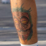 Цветная татуировка с маской внизу ноги парня - Уличная татуировка (street tattoo) № 06 – 18.06.2020 – tatufoto.com 5