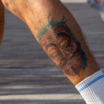 Цветная татуировка с маской внизу ноги парня - Уличная татуировка (street tattoo) № 06 – 18.06.2020 – tatufoto.com 6