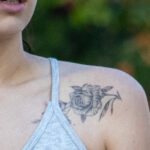 Цветы в тату на ключице у девушки – Уличная татуировка (street tattoo) № 06 – 18.06.2020 – tatufoto.com 5