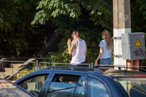 Фото мужчины с татуировкой на руке, идущего рядом с девушкой. Татуировка выполнена в черно-серых тонах и имеет геометрический узор.
