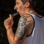 Черная тату на плече парня в стиле трайбл - street tattoo № 07 – 24.06.2020 – tatufoto.com 5