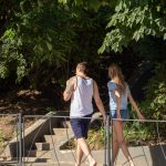 Фото татуировки в полинезийском стиле на руке мужчины. Черные узоры покрывают плечо и часть руки, демонстрируя сложный орнамент.