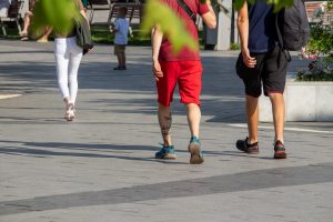 Фото тату на икре мужчины, выполненное в черном цвете с геометрическими узорами. Изображение демонстрирует современный стиль татуировки.