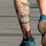 Черно красная тату с сотами и надписями на ноге парня - street tattoo № 07 – 24.06.2020 – tatufoto.com 6