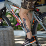 Черно-красная тату с шутом на ноге велосипедиста – Уличная татуировка (Street tattoo) № 04 – 12.06.2020 для tatufoto.com 1