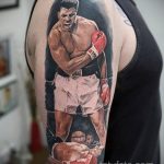 Фото реалистичной татуировки Мохаммеда Али в момент удара. Татуировка выполнена на плече с высокой детализацией.