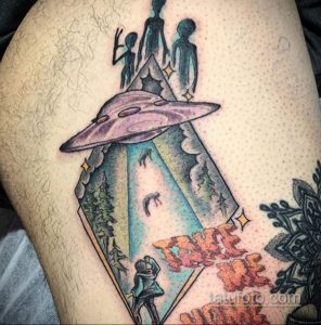 Фото тату на ноге: Черно-белая татуировка в стиле blackwork с изображением НЛО, похищающего человека из леса. Детализированный рисунок татуировки.