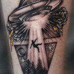 Фото татуировки с НЛО - пришельцами 02.07.2020 №041 -UFO tattoo- tatufoto.com