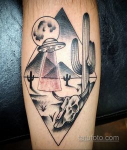 Фото тату в стиле blackwork с изображением НЛО, пирамиды, кактуса и черепа. Черно-белая графика, детализированный рисунок, мистическая атмосфера.