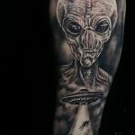 Фото татуировки с НЛО - пришельцами 02.07.2020 №064 -UFO tattoo- tatufoto.com