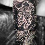 Фото татуировки с НЛО - пришельцами 02.07.2020 №097 -UFO tattoo- tatufoto.com